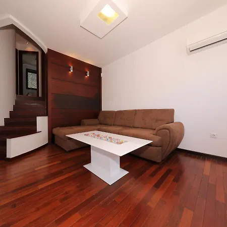 Luxurious In Dalmatia, Offering Sea Views 셀리네